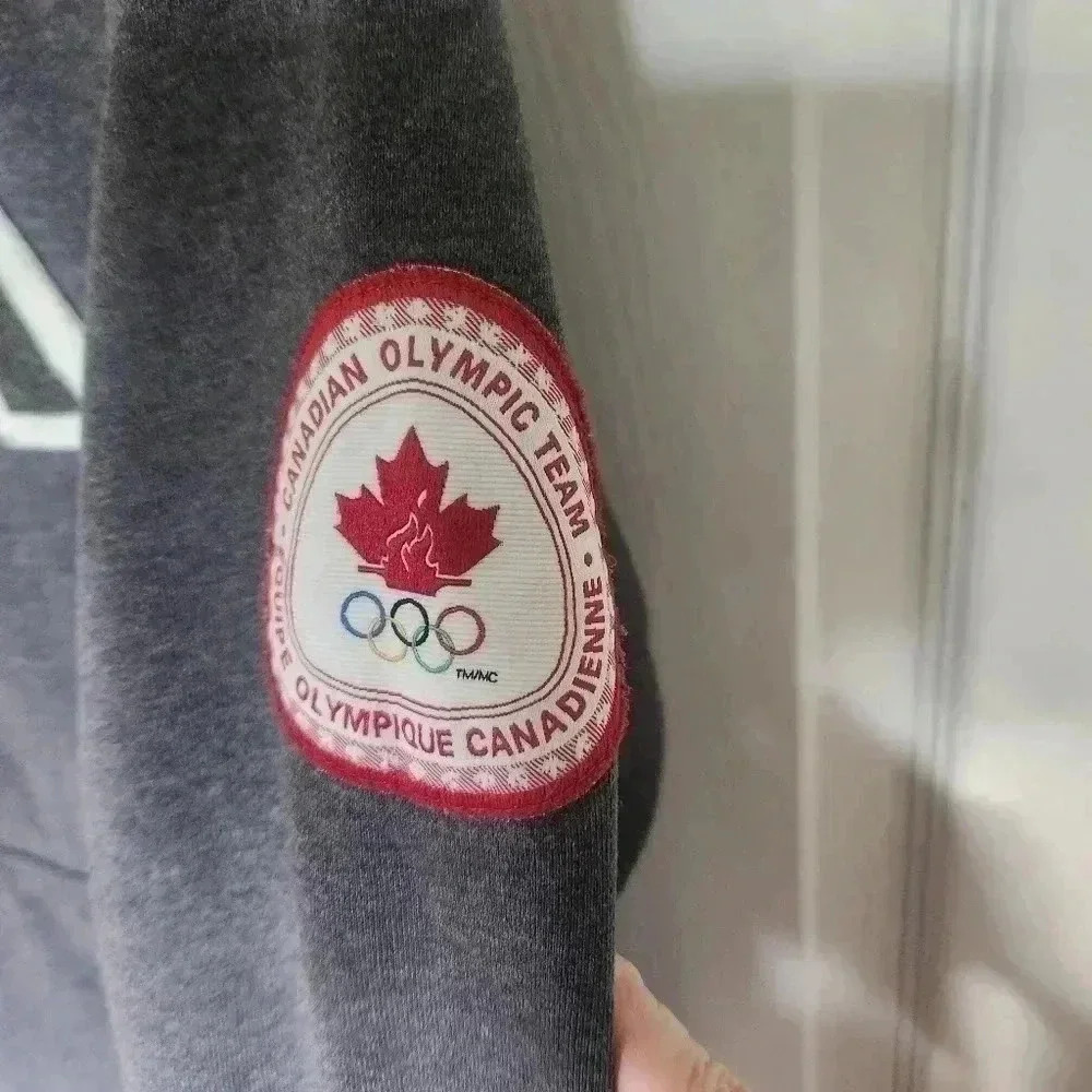 HBC Hudson Bay Canada Men's Hoodie Size M, Can fit a Large - Picture 6 of 10
